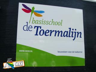 Gevelplaat met logo basisschool